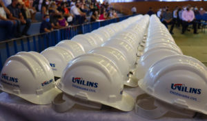 Estudantes recebem o capacete símbolo da profissão - UNILINS