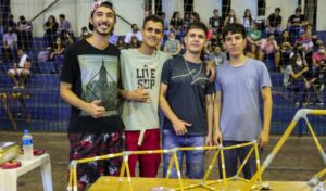 Alunos de engenharia civil participam de desafio da ponte de macarrão - UNILINS