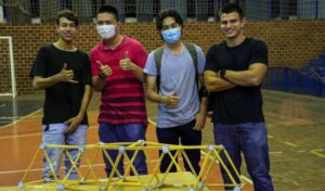 Alunos de engenharia civil participam de desafio da ponte de macarrão - UNILINS