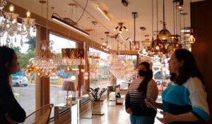 Visita no setor de iluminação da loja Madeireira Linense - UNILINS