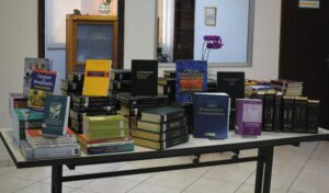 Curso de Farmácia recebe doação de livros e revistas - UNILINS