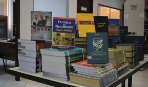 Curso de Farmácia recebe doação de livros e revistas - UNILINS