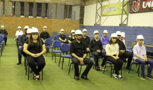 Alunos de Engenharias e Arquitetura recebem capacetes - UNILINS