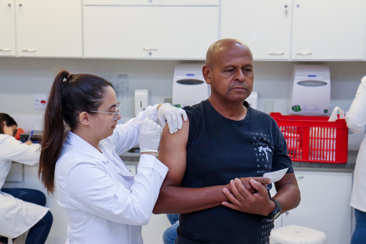 Alunos do último ano de enfermagem vacinam os colaboradores da FPTE - UNILINS