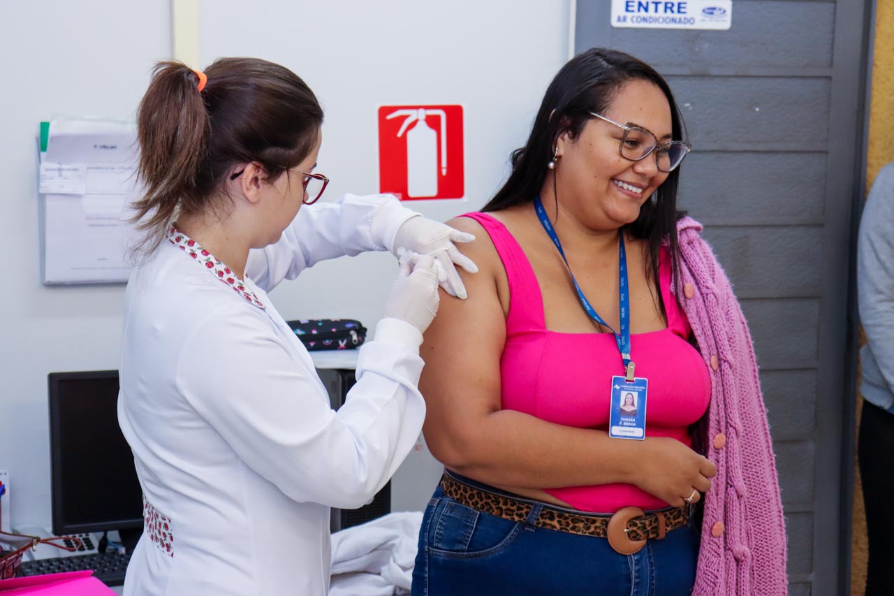 Alunos do último ano de enfermagem vacinam os colaboradores da FPTE - UNILINS