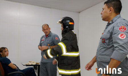 Alunos de Enfermagem e Farmácia realizam visita técnica ao Corpo de Bombeiros de Lins
